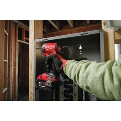 Milwaukee M18 FID3 anvendt til skruning